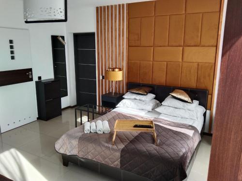 1 queen bed, 1 sofa bed