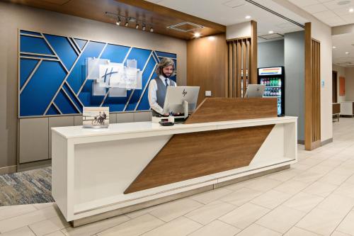 Holiday Inn Express And Suites Palm Desert Millennium By IHG in ปาล์มเดสเซิร์ต (CA)