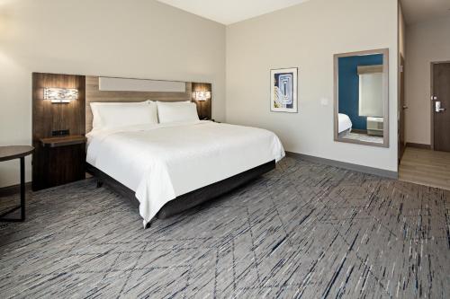 Holiday Inn Express & Suites Palm Desert - Millennium, an IHG Hotel