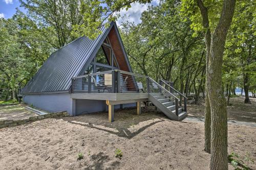 Lakefront Lake Pepin Cottage with Deck-Steps to Beach - main image