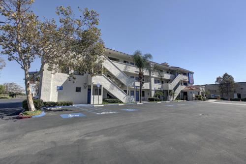 Motel 6-Bellflower, CA - Los Angeles