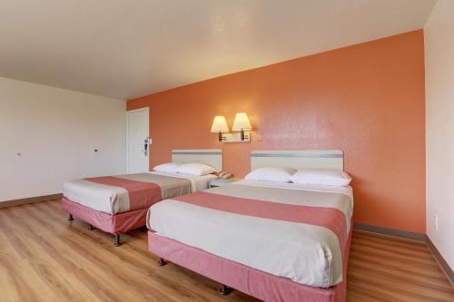 Motel 6-Bellflower, CA - Los Angeles