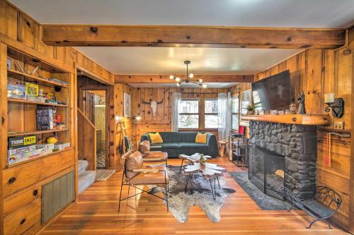 Sunny Cabin with Hot Tub, Near Big Bear Lake!