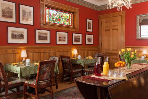 Lang House on Main Street Bed & Breakfast in Burlington, USA