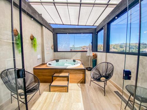 Uai House com jacuzzi, teto rooftop retrátil e colchão massageador
