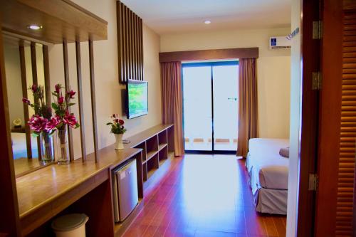 room detail thumbnail 2