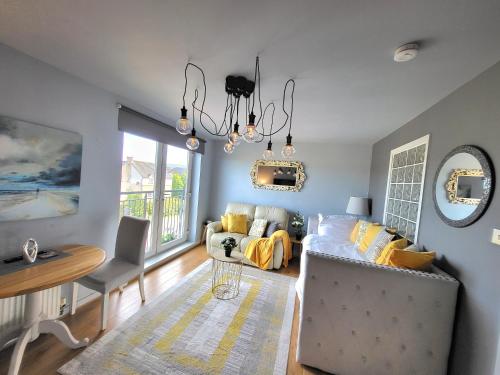 4 Separate Beds Sleeps 6 Beautiful 2 bed Apt - image 11