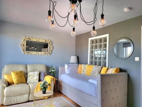 4 Separate Beds Sleeps 6 Beautiful 2 bed Apt - image 6