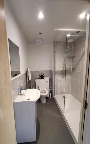 4 Separate Beds Sleeps 6 Beautiful 2 bed Apt - image 14