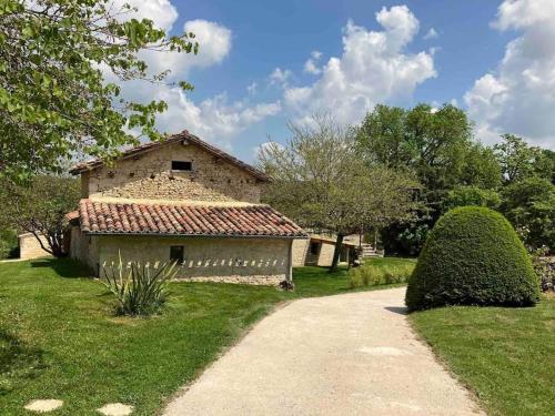 Gite de charme avec piscine - a charming cottage gite with swimming pool