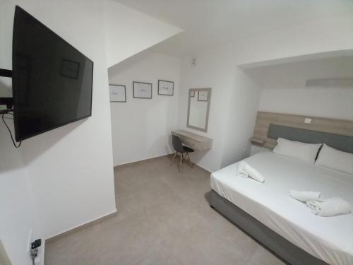 1 queen bed, 2 sofa beds