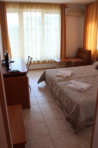 Double or Twin Room with Balcony image 4
