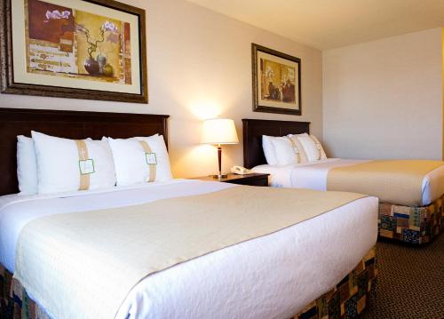 Queen Room with Two Queen Beds and Mobility Accessible Bathtub