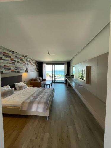 Deluxe Suite with Sea View