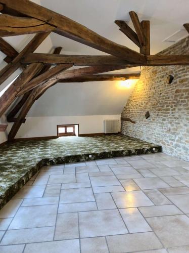 Maison entière aux portes du canal de Bourgogne (Maison entiere aux portes du canal de Bourgogne) in 奧克蘇瓦地區普伊