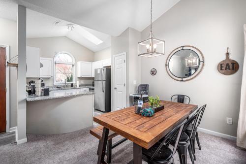 Cozy Industrial Kildaire Farms Home- near Downtown in 凱里市中心