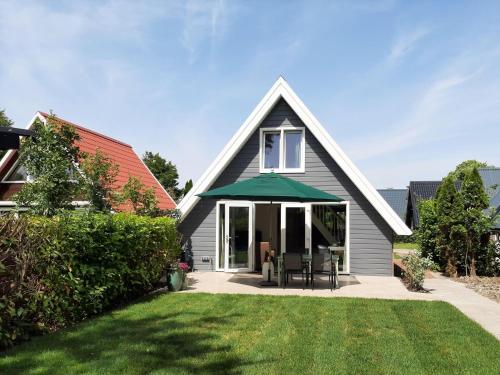 B&B Tuitjenhorn - Stylish and peaceful home near the beach with sunny garden - Bed and Breakfast Tuitjenhorn