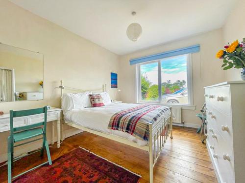 Quirky, Cosy 3BR Cottage With Patio in Canty Bay, Sleeps 10