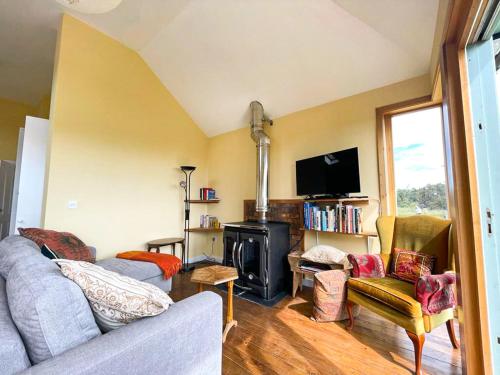 Quirky, Cosy 3BR Cottage With Patio in Canty Bay, Sleeps 10