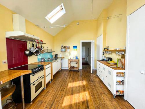 Quirky, Cosy 3BR Cottage With Patio in Canty Bay, Sleeps 10