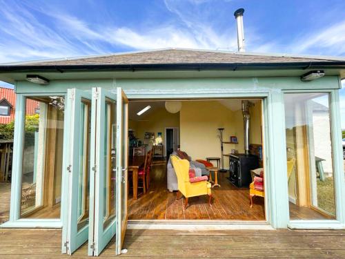 Quirky, Cosy 3BR Cottage With Patio in Canty Bay, Sleeps 10