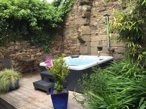 Country House with hottub Brittany Bretagne France gîte à louer Saint-Coudan