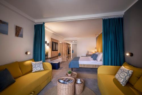 2 twin beds, 1 sofa bed