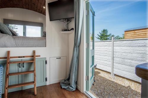 Rosemary - 1 Bedroom Shepherds Hut - Amroth