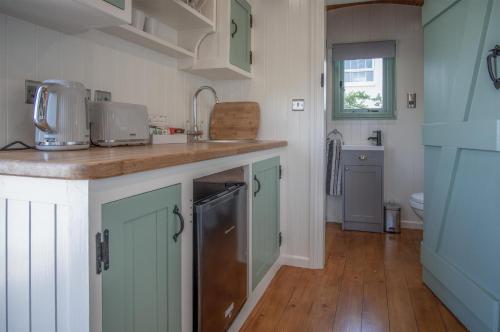 Rosemary - 1 Bedroom Shepherds Hut - Amroth