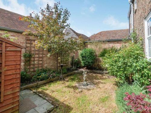 zahrada, Stunning 5-bed Period Cottage with Fireplace in Minster