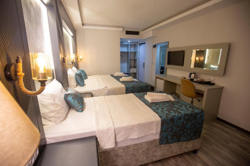 1 king bed, 1 twin bed