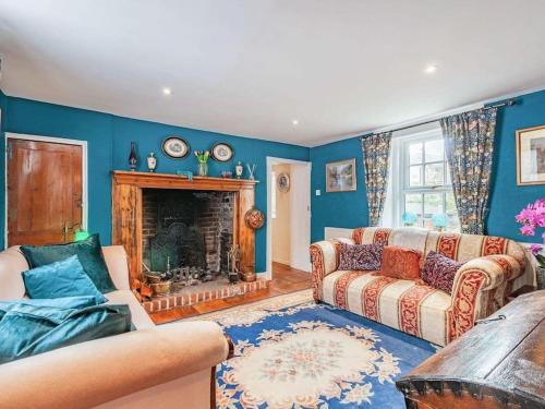 Stunning 5-bed Period Cottage with Fireplace