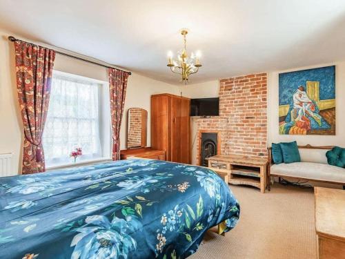 Stunning 5-bed Period Cottage with Fireplace in Minster
