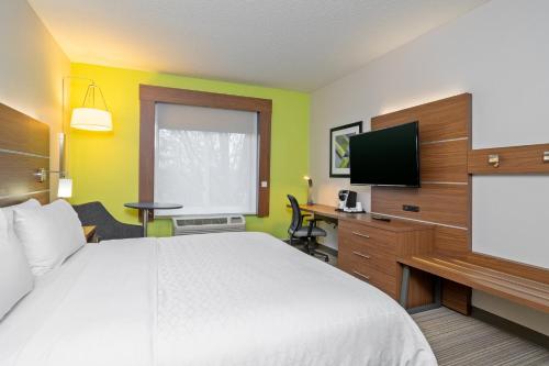 Holiday Inn Express Hotel & Suites Woodbridge