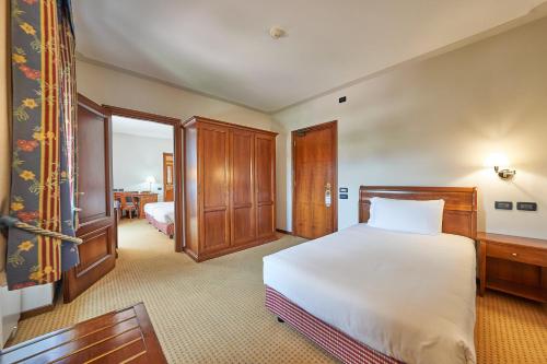 3 twin beds