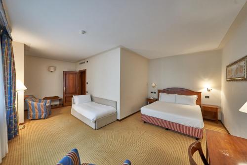 1 queen bed, 1 sofa bed
