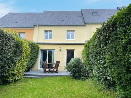 Reine Bow - YourHostHelper gîte à louer La Chauminette