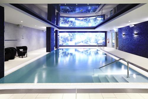 Swimming pool, Novotel London Brentford Hotel in Twickenham