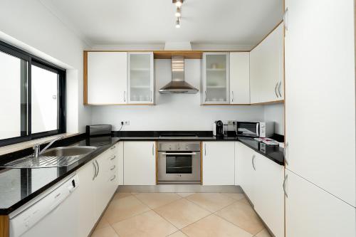 Kitchen, Clube Alvorferias in Alvor