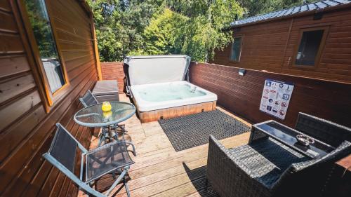 Angie's Haven, Superb 2 Bedroom Lodge with Hot Tub - Sleeps 6 - Felmoor Park