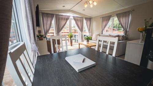 Angie's Haven, Superb 2 Bedroom Lodge with Hot Tub - Sleeps 6 - Felmoor Park