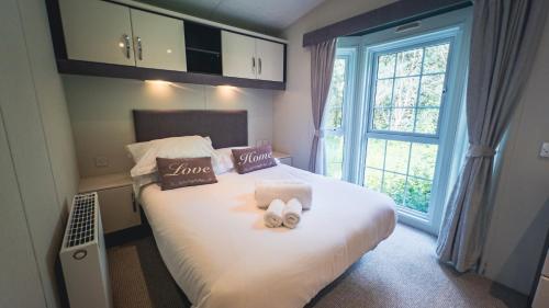 Angie's Haven, Superb 2 Bedroom Lodge with Hot Tub - Sleeps 6 - Felmoor Park