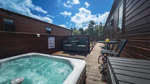 Angie's Haven, Superb 2 Bedroom Lodge with Hot Tub - Sleeps 6 - Felmoor Park