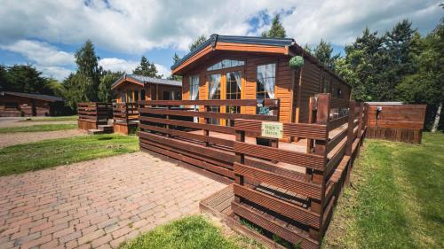 Angie's Haven, Superb 2 Bedroom Lodge with Hot Tub - Sleeps 6 - Felmoor Park