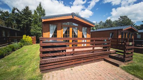 Angie's Haven, Superb 2 Bedroom Lodge with Hot Tub - Sleeps 6 - Felmoor Park