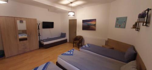 4 twin beds