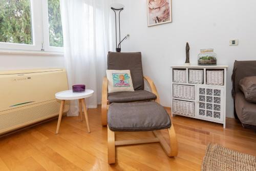 Spacious with Balcony, Work Friendly, 10 min walk to Downtown Room Type - One-Bedroom Apartment