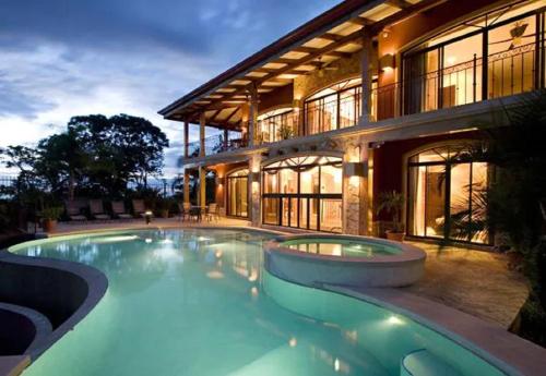 Playa Potrero, Oceanview Villa Oasis with salt-water pool for up to 8 people