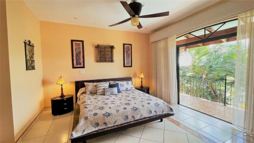 Playa Potrero, Oceanview Villa Oasis with salt-water pool for up to 8 people