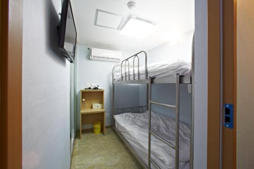 Twin Room image 10